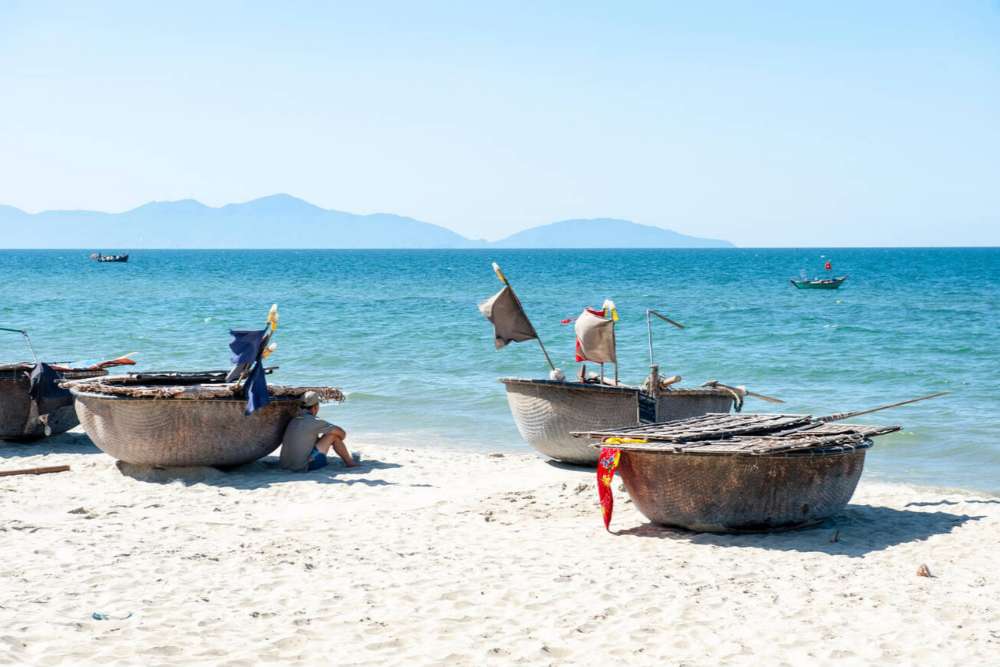 Bateaux-panier amarrés sur la rive d'An Bang Hoi An